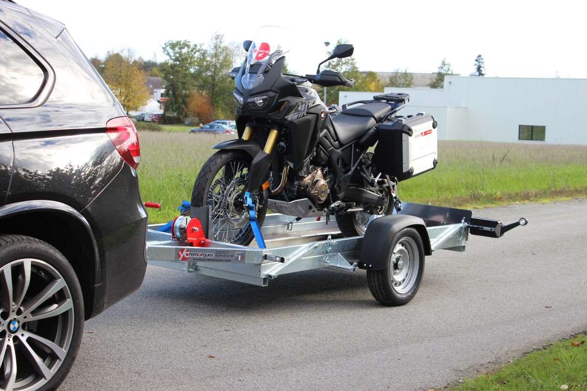 Remorque plateau abaissable au sol, essieu pivotant pour moto(s) jusqu'à  500kg - BSM Remorques et locations